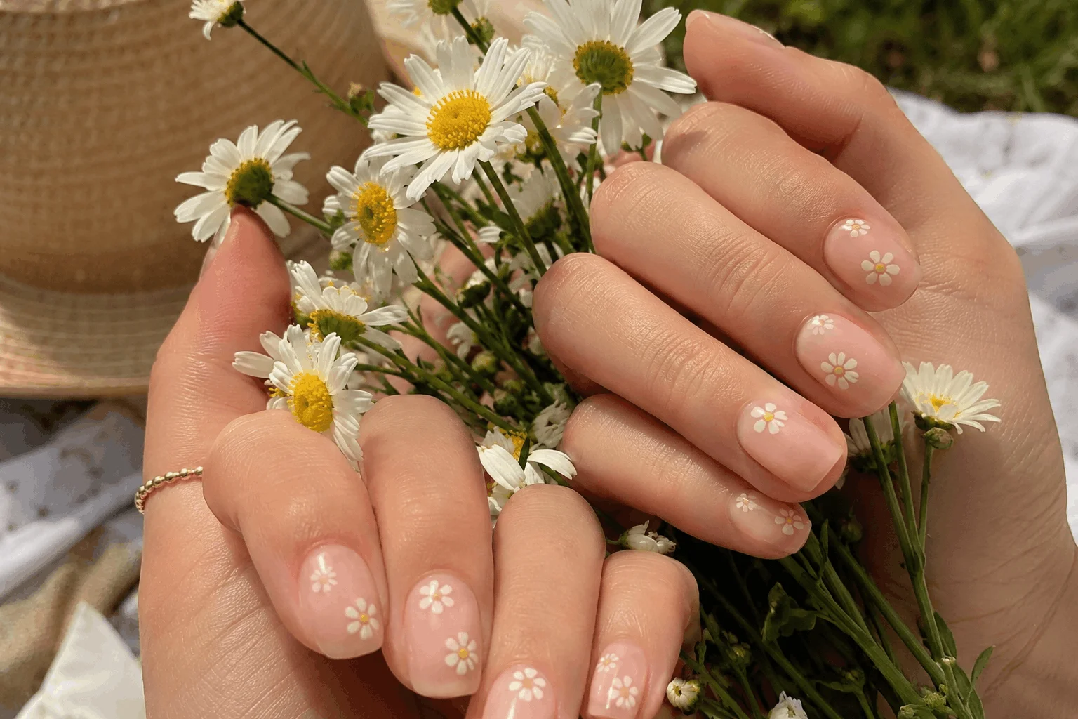 11 Summer Nails With Flowers You’ll Want ASAP 4 Cute daisy summer nails with soft feminine manicure