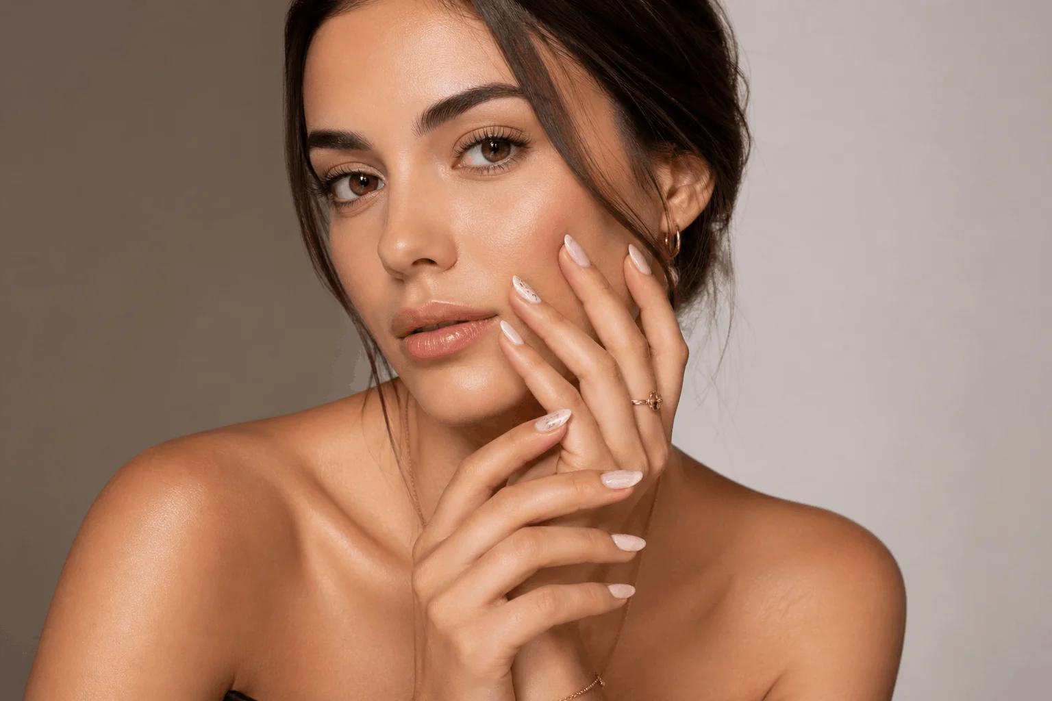 10 Nails That Go With Everything You’ll Love 1 glamorous woman showcasing nails that go with everything