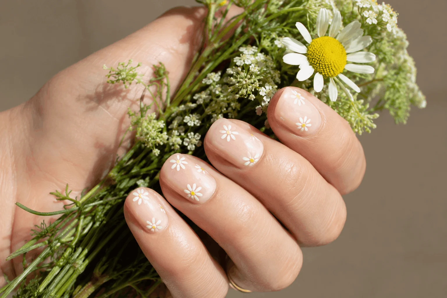 12 Short Spring Nails That Look Cute and Trendy 3 Cute short spring nails with daisy nail art