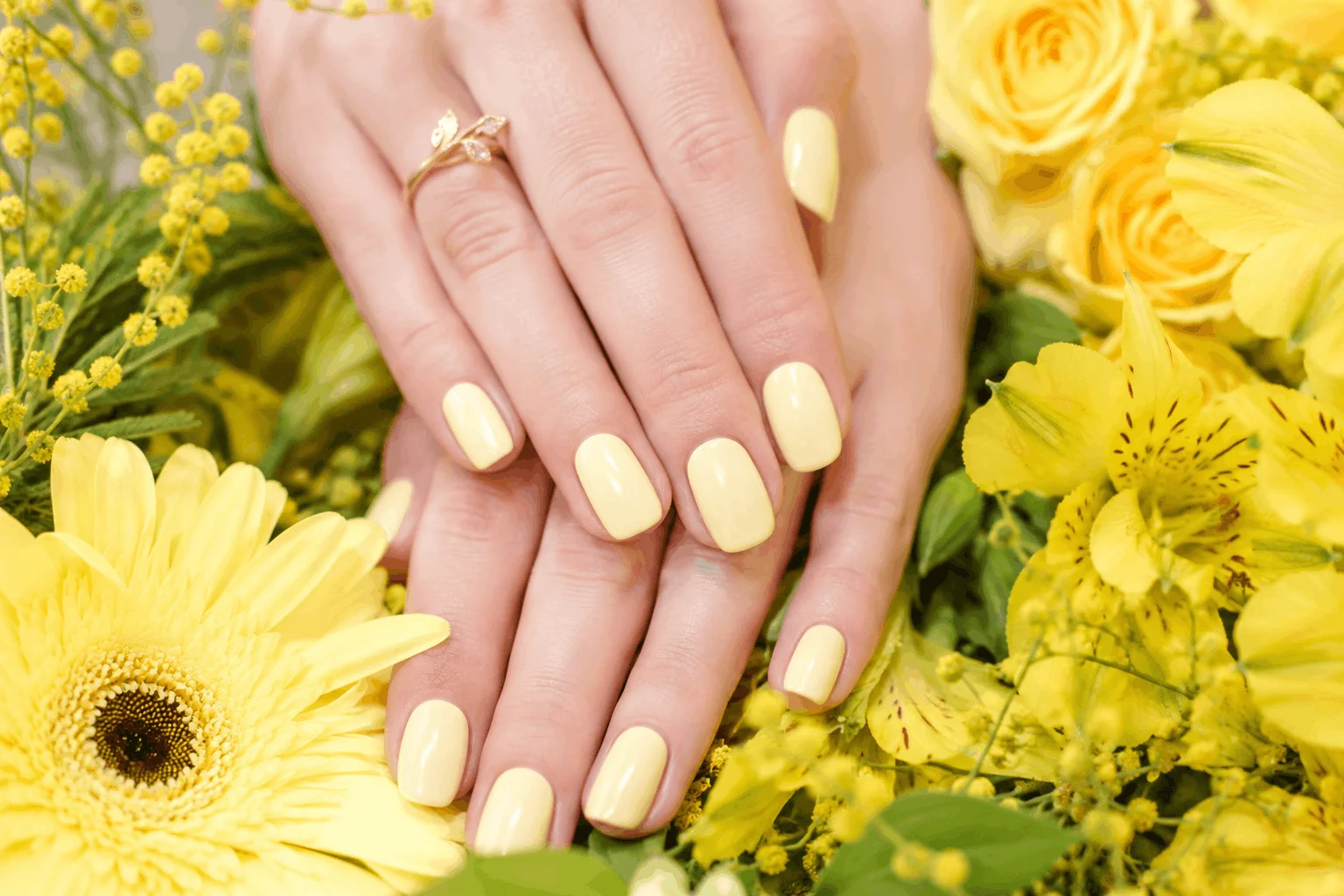 10 Simple Spring Nails Perfect for Everyday Style 11 Soft ombre pastel spring nails with blended colors